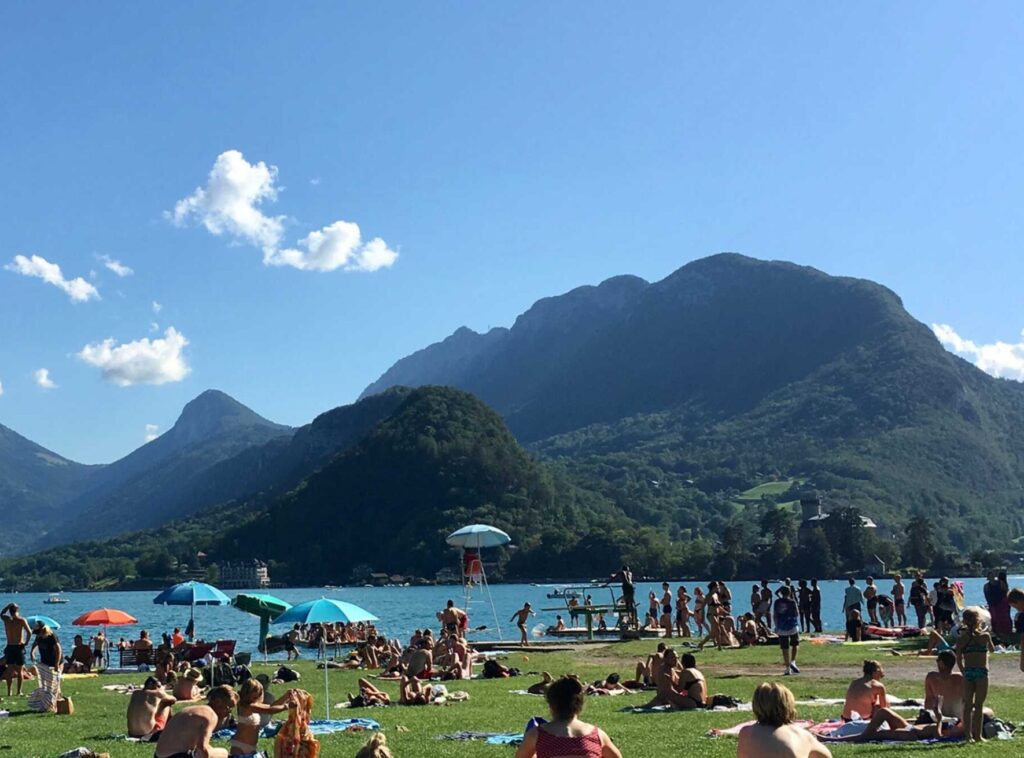 stranden meer van annecy