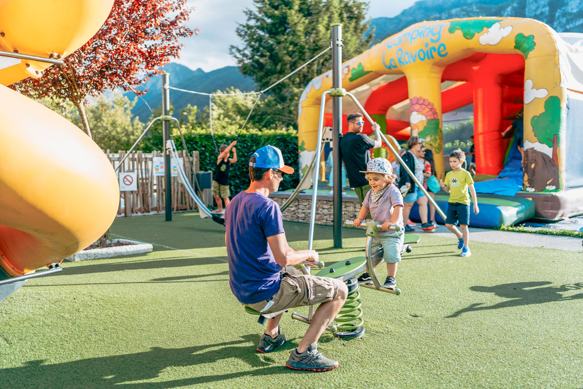 Aire de jeux pour les enfants au camping La Ravoire à Doussard