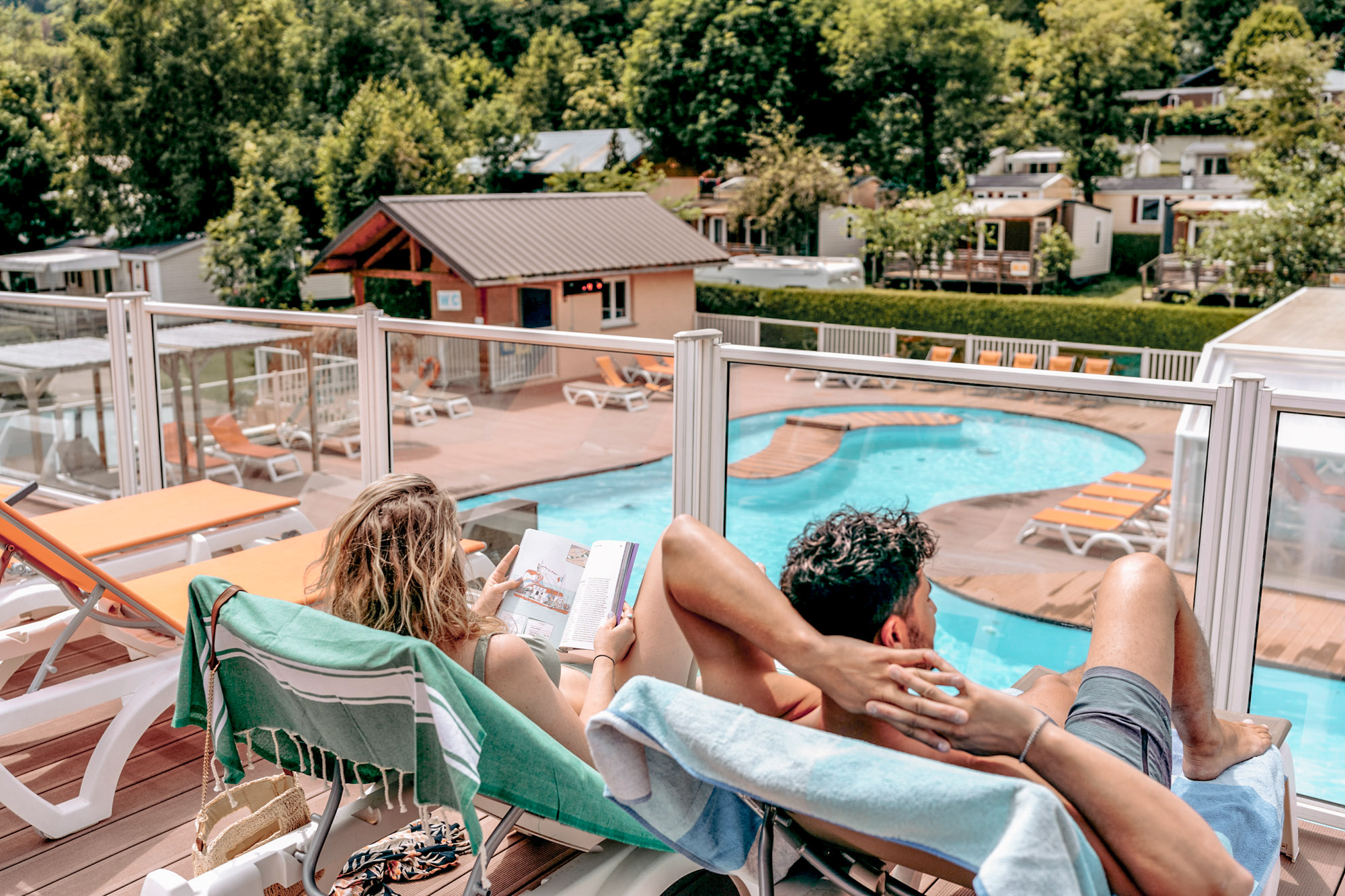 ontspanning koppel ligstoel vakantie camping les fontaines