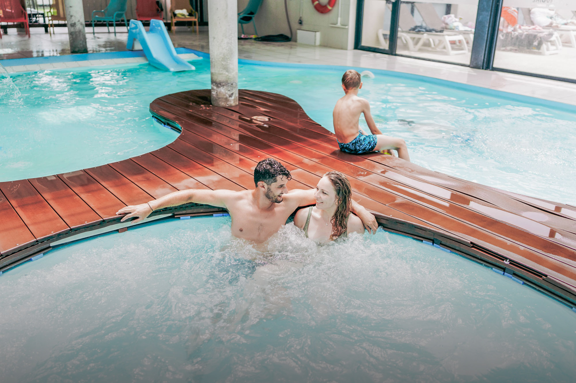 detente piscine couple camping annecy