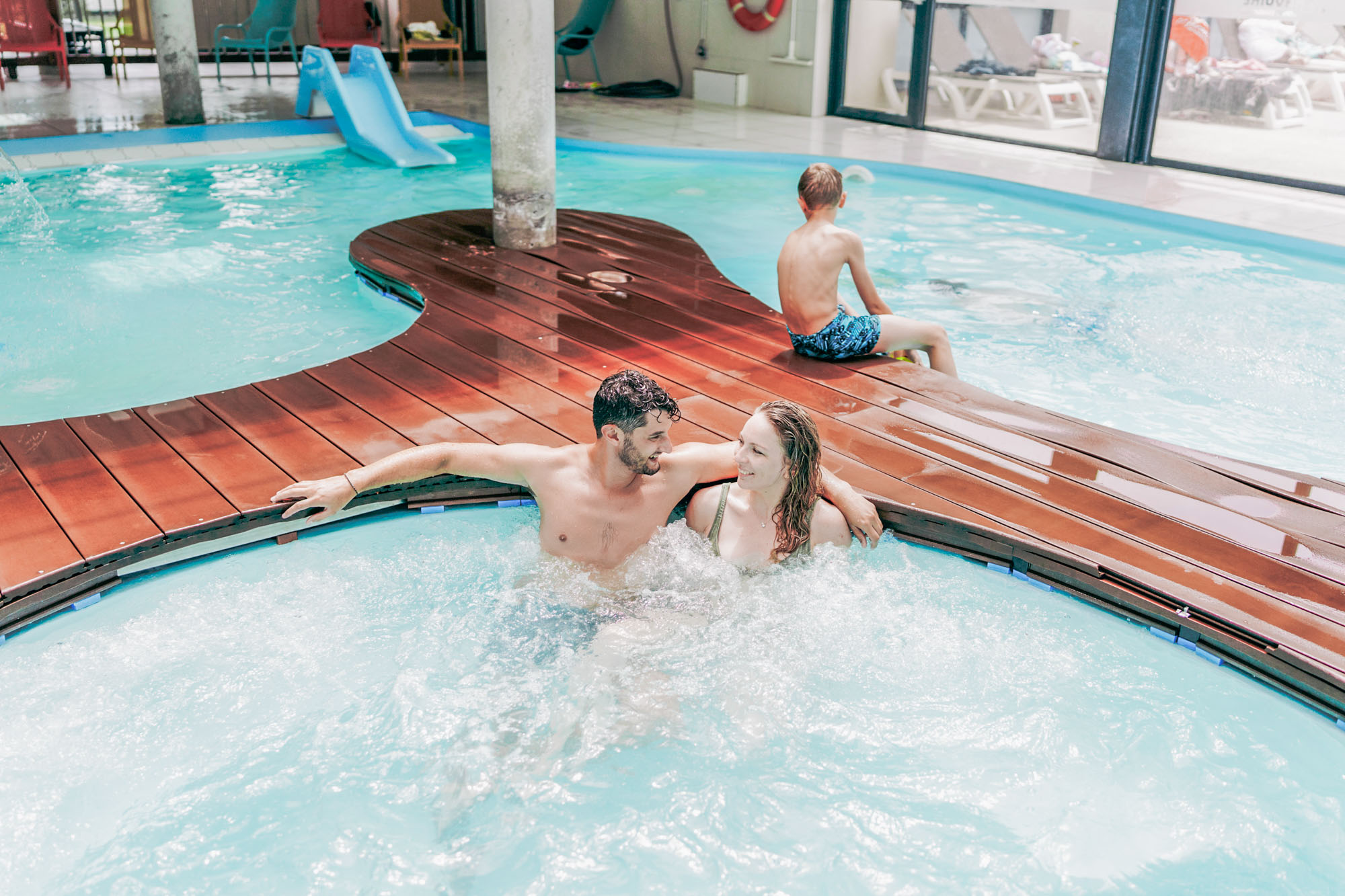 detente piscine couple camping annecy