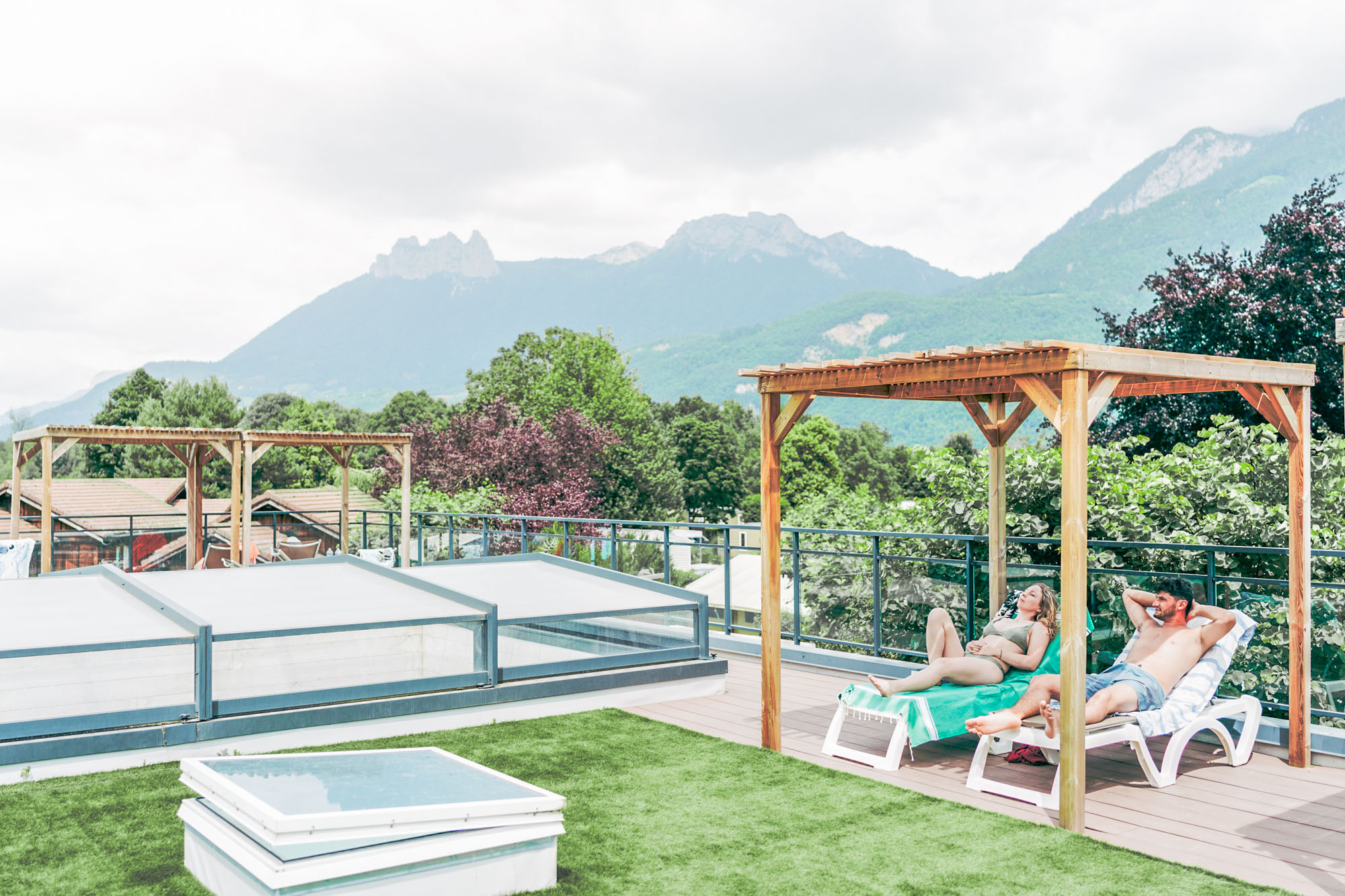 détente sur les transats au soleil vacances en Haute-Savoie