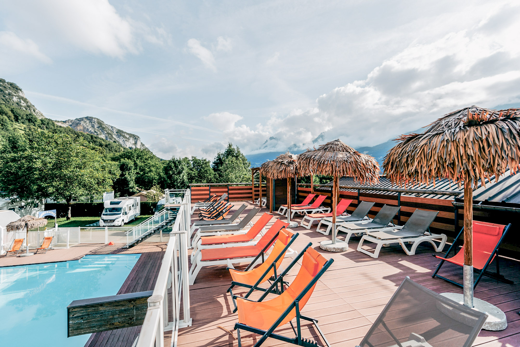 ontspanning ligstoel alpen uitzicht camping lac annecy