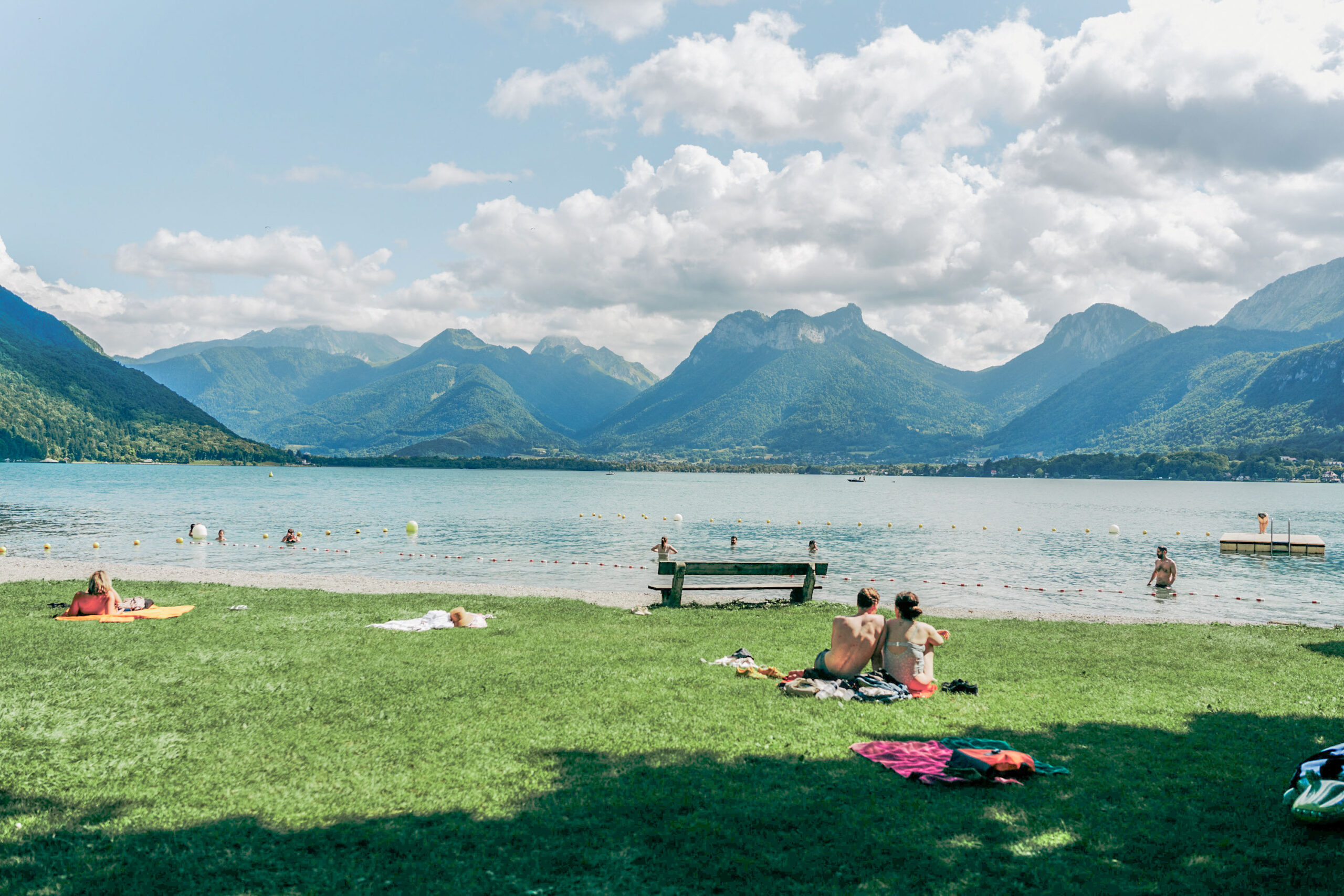 détente pendant les vacances en famille au lac d'Annecy