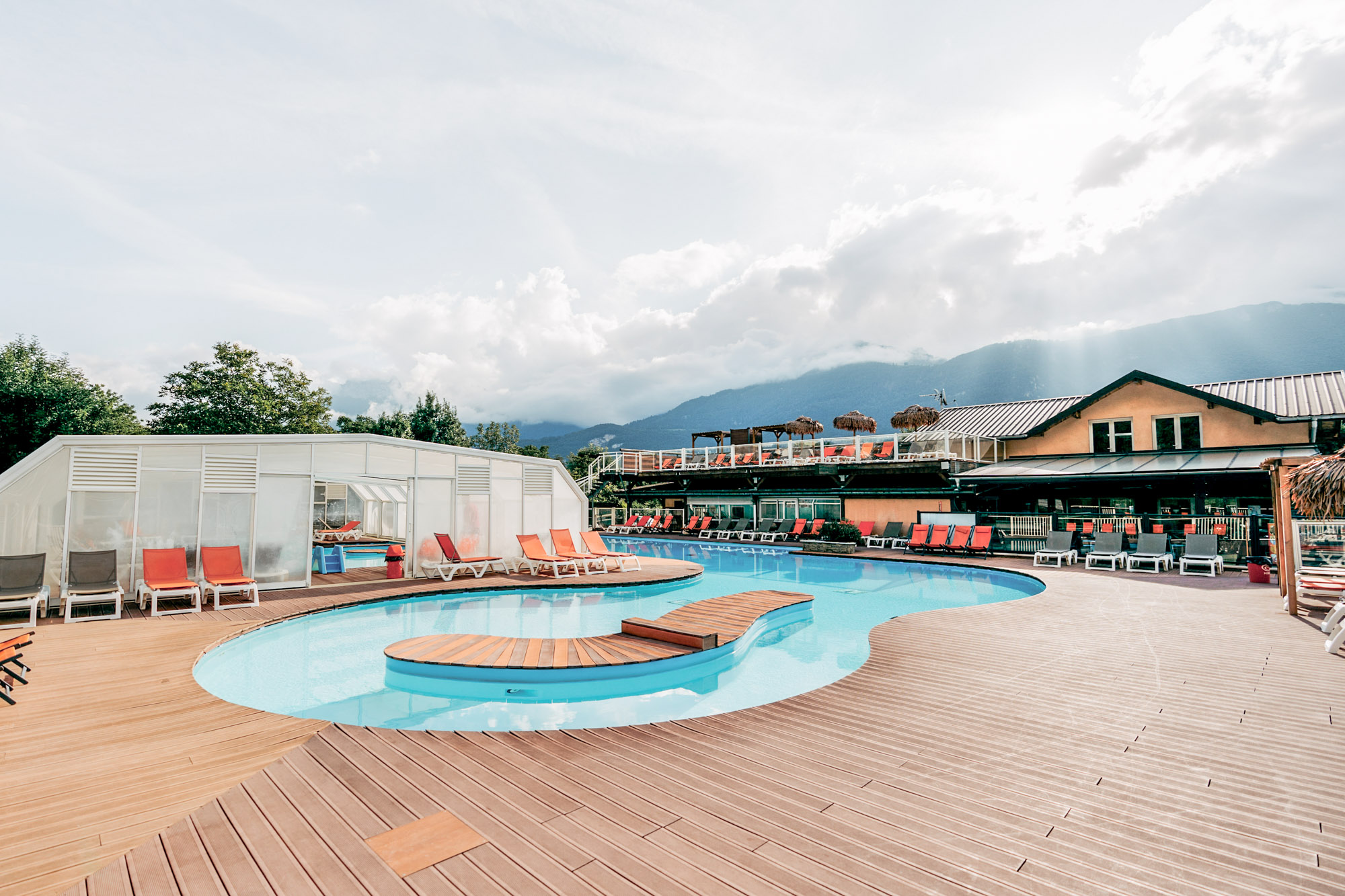 piscine detente avec vue alpes camping