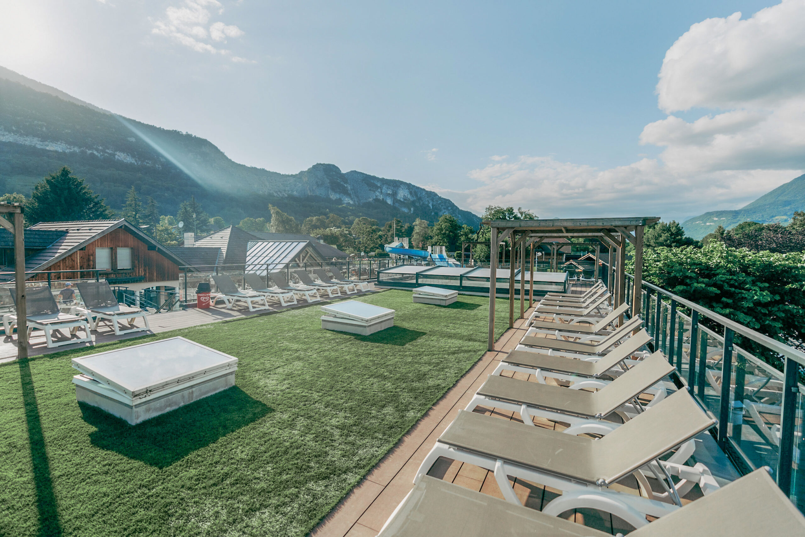 repos sur les transats avec vue sur les Alpes pendant les vacances