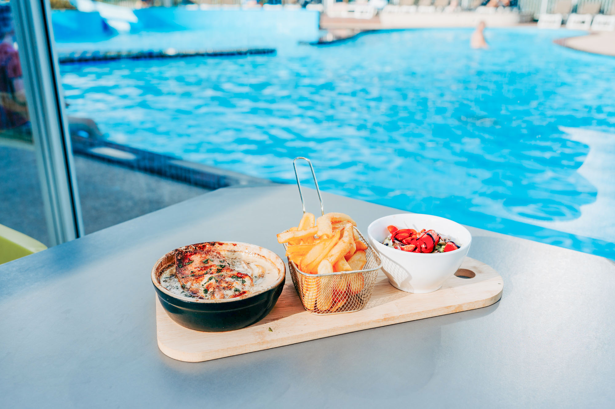 restaurant au bord de la piscine lors de vos vacances au camping à Doussard
