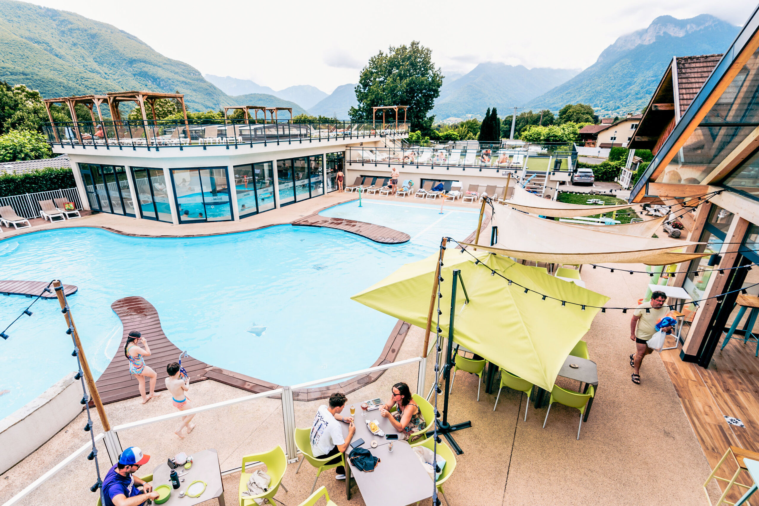 terrasse du bar restaurant du camping La Ravoire à Doussard