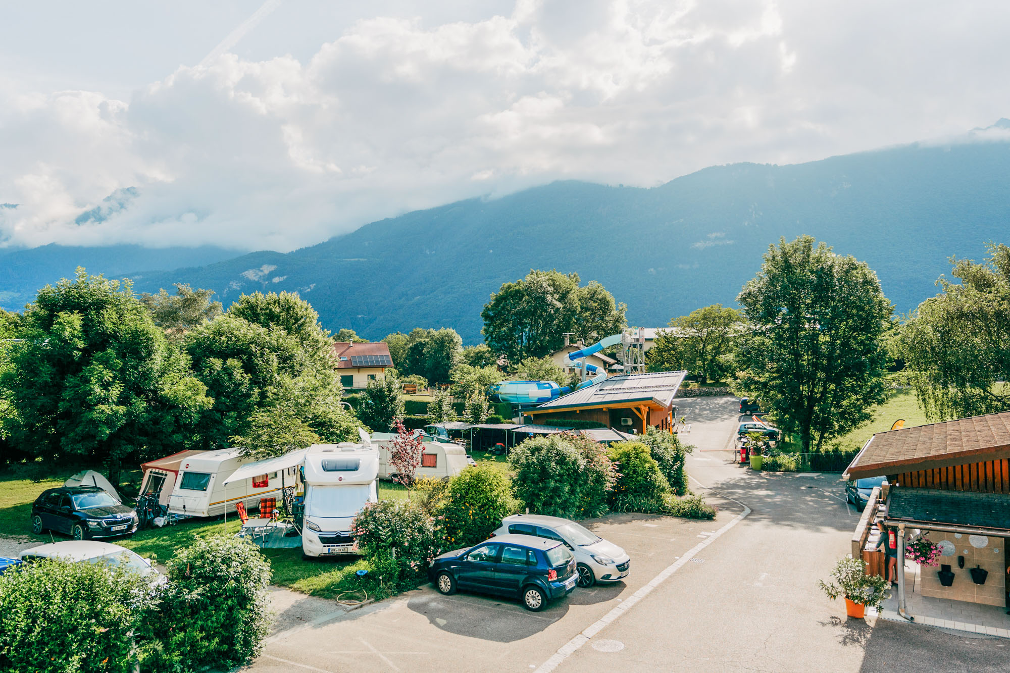 vue aerienne allee camping les fontaines