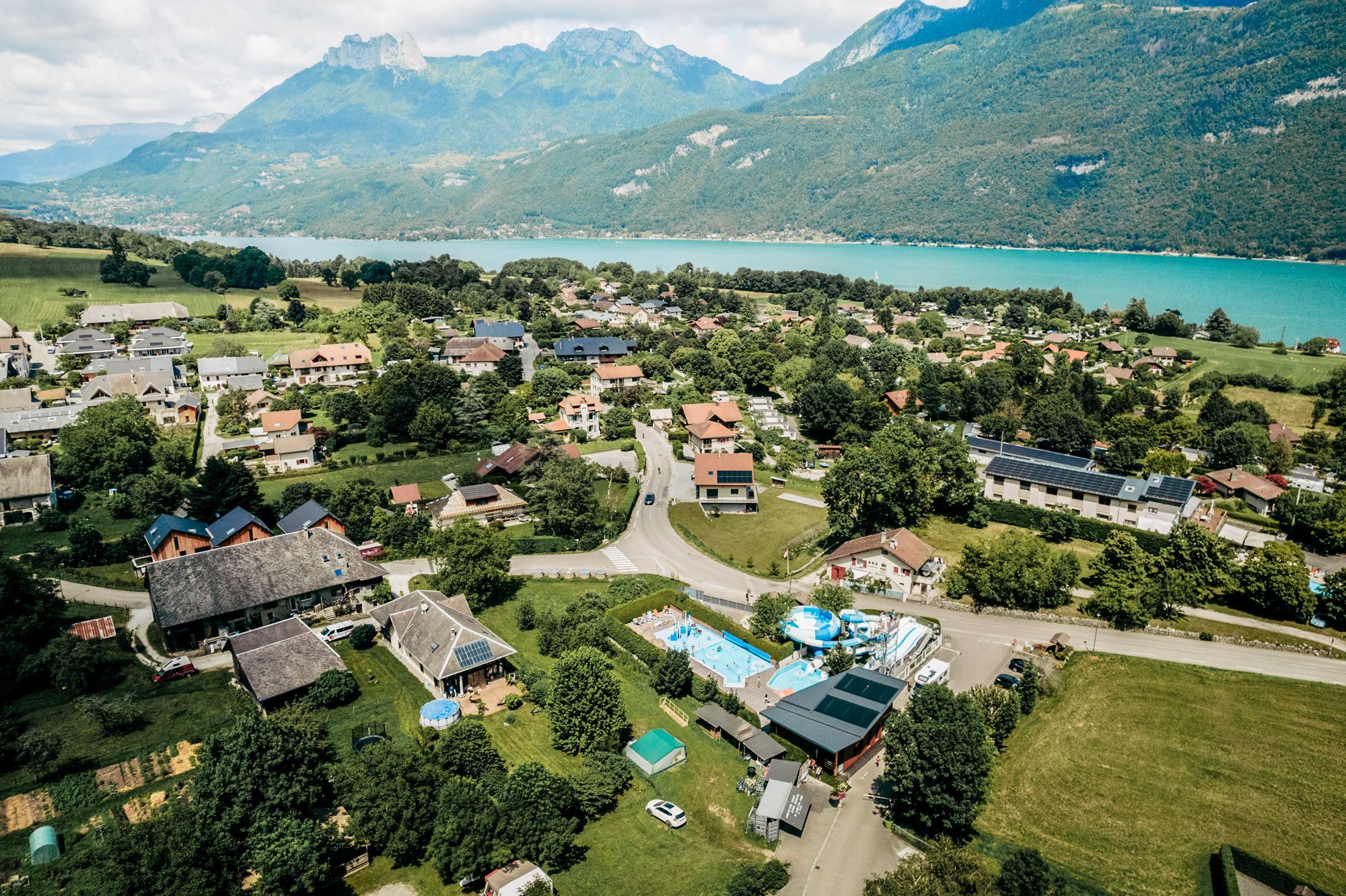 luchtfoto camping bij meer van annecy