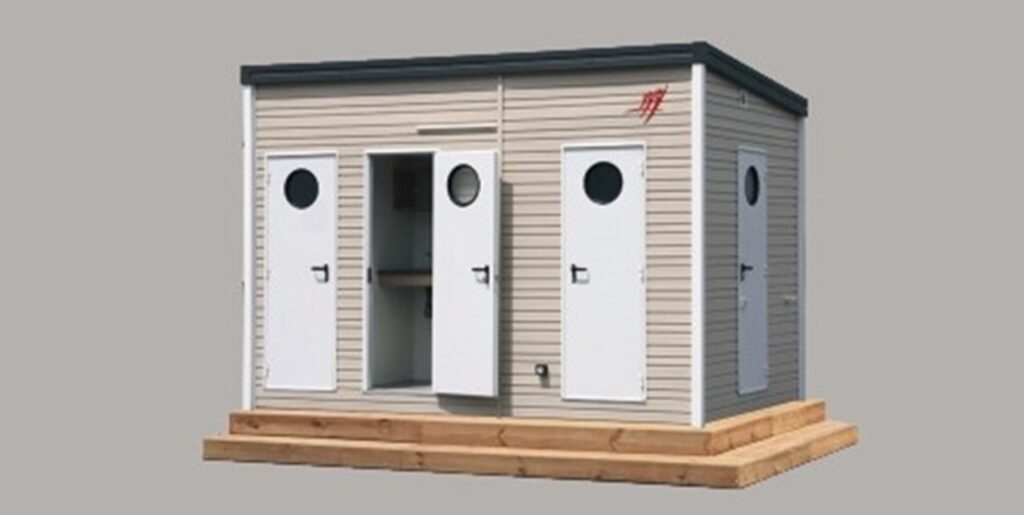 Nos six nouveaux emplacements avec sanitaires privatifs.
WC, salle de douche et kitchenette avec une table et deux banc en bois.